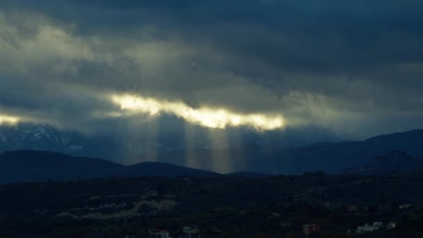 Sonne Zieht Durch Die Wolken — Stockvideo