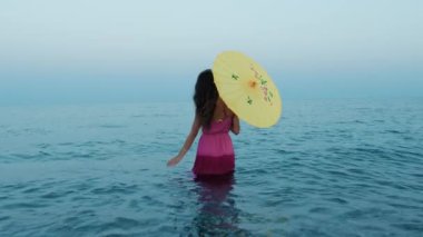 Bir Kadının Düşleri İçin Sarı Şemsiye .