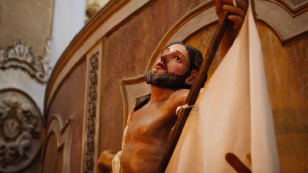 Jezus Christus Standbeeld Een Oude Kathedraal — Stockvideo