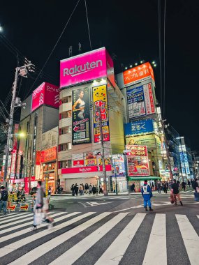 Japonya 'nın Gece Sokakları İnsanlarla .