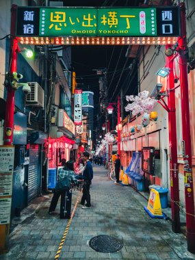 Tokyo Sokaklarında Yoğun Gece. 