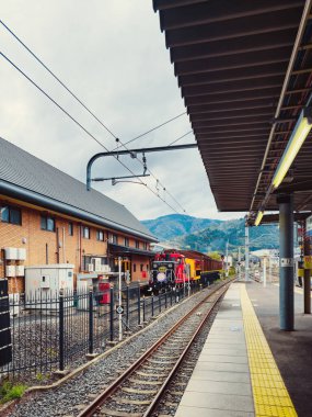 Japonya 'nın Bir İstasyonuna Gelen Eski Tren . 