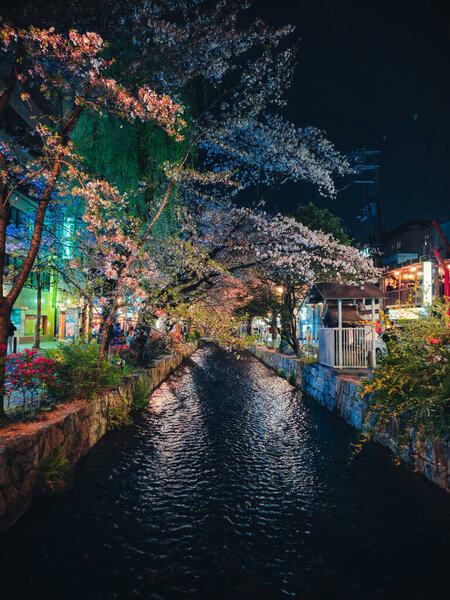Речная вода ночью в Японии . 