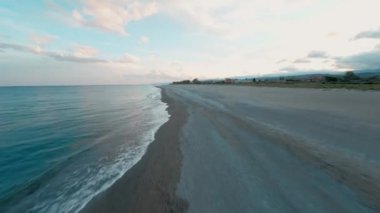 Dalgalar sahile vuruyor. . 