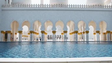 Şeyh Zayed Camii 'nde Güneş Işığı Altında Su . 