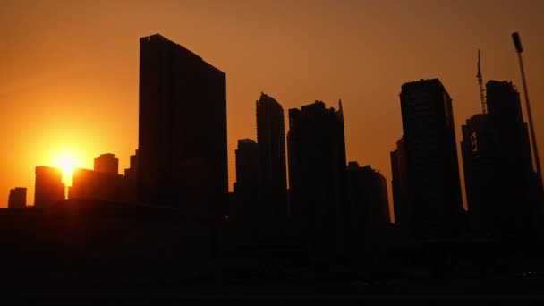 Dubai Binalarının Siluetinin Üzerinde Güneş Yükseliyor — Stok video
