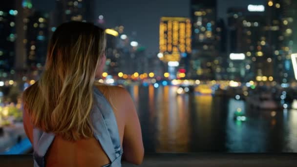 Blonde Frau Bewundert Die Schönheit Der Architektur Dubais — Stockvideo