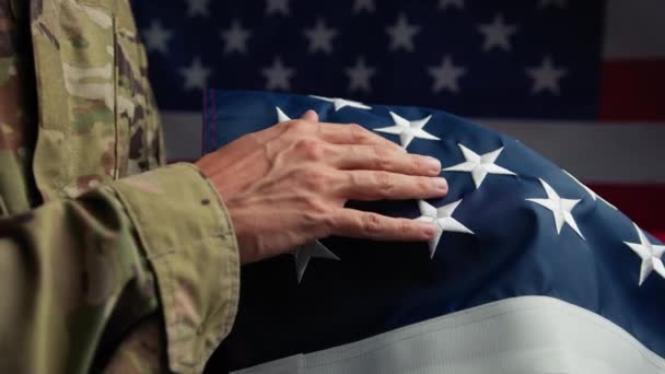 Mano Veterano Tocando Estrellas Bandera — Vídeo de stock