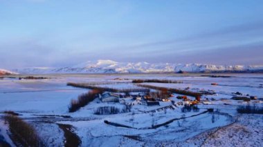 Dağın altındaki bir köyde kış .