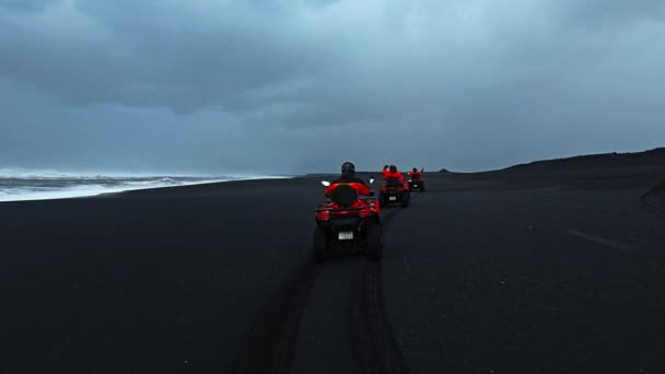 Esquadrão Turístico Vestido Vermelho Uma Viagem Islândia — Vídeo de Stock