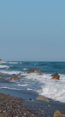 Dalgaların kayalara çarptığı sahil. .