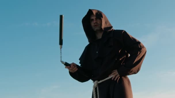 Hooded Monk Klaar Voor Het Gevecht — Stockvideo