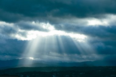 Bulutların Arasında Tanrıların Gücü . 