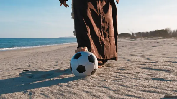 Präst Spelar Stranden Med Fotboll Boll Stockbild