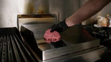 Profesyonel Çiğ Hamburger Pişirme .