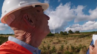 Çalışmaları için Notlar Yazmakta Uzman . 