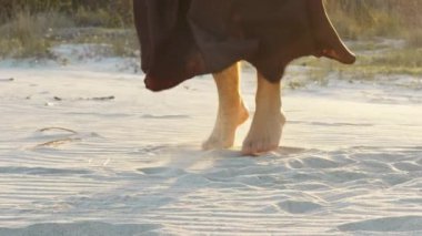 Keşiş Çıplak Ayakla Kumda Zıplayan İp. 