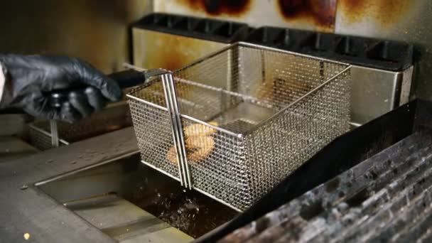 Kontrolowanie Gotowania Oleju Smażone Krążki Cebulowe — Wideo stockowe