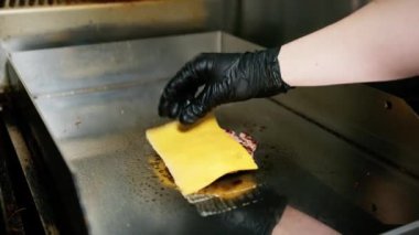 Pişirme Etini Çedar ile Kaplamak . 