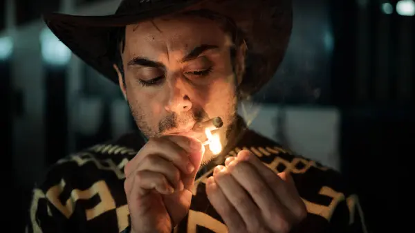 Cowboy Röker Cigarr Ett Stall Royaltyfria Stockbilder