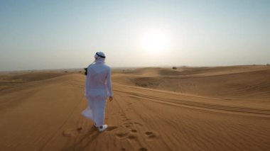 Çöldeki adam özgürlüğün rüzgarının tadını çıkarıyor.. 