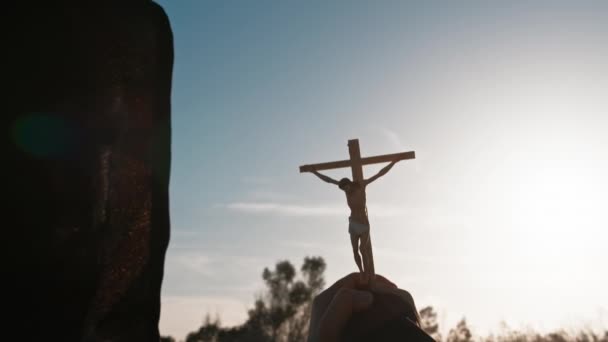 Silhueta Monge Encapuzado Tomando Crucifixo — Vídeo de Stock