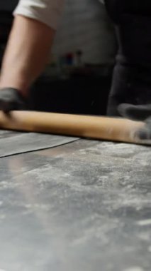 Bir çeşit özel pizza hamuru. . 