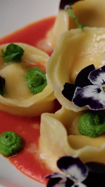 Een Gastronomisch Gerecht Met Gevulde Ravioli Kleurrijke Crèmes — Stockvideo