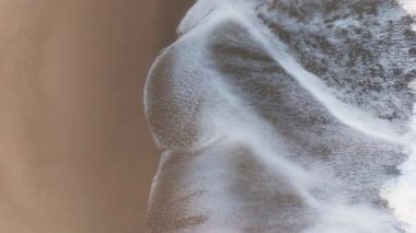 Kumda beyaz okyanus dalgaları. . 