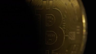 Bitcoin Üzerindeki Işık ve Gölgeler . 