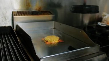 Hamburgerin kapağını kaldırıyorum. . 