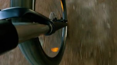 Çatal amortisörleri yukarı aşağı hareket eder.. 