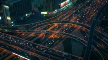Gece Dubai Caddelerinin Şekilleri . 