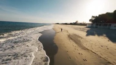 Gün batımında sahilde koşucu eğitimi .