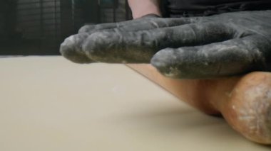 Hamurda Yuvarlanan İğne . 