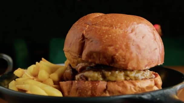 在酒吧里吃晚餐时吃的美味汉堡 — 图库视频影像