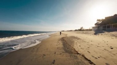 Koşucu Sahilde Ayak İzi Bırakıyor . 