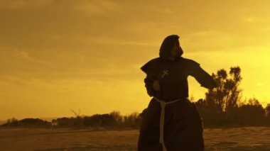 Savaşçı keşiş kumsalda dövüş sanatları eğitimi alıyor..