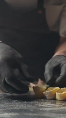 Cappelletti Makarnasının Un Üzerinde Hazırlanması . 