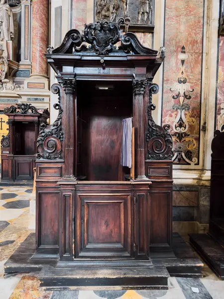 Confessionnel Historique Intérieur Une Cathédrale Image En Vente
