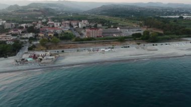 Okyanus kıyı şeridinin havadan görünüşü 