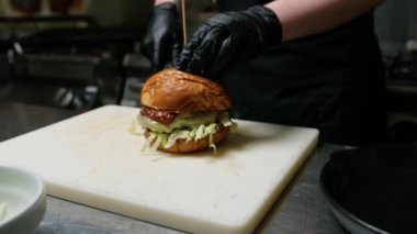 Hamburger Tabağı 'nı kaplamak için Spatula' yı kullanmak . 