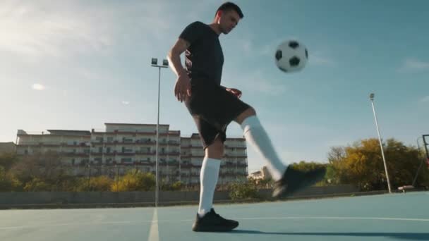 Een Blauwe Lucht Rond Een Bekwame Voetballer — Stockvideo