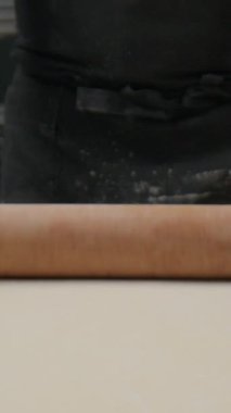 Şef, Tekniği Yuvarlanan İğneyle Ustalaştırıyor . 