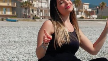 Sahilde dans eden neşeli kadın . 