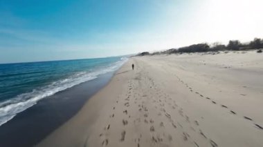 Okyanusun önünde koşan adam.. 