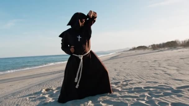 Een Priester Vecht Met Een Traditionele Gewoonte — Stockvideo