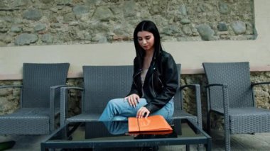 Portakal Dizini Açan Kadın . 