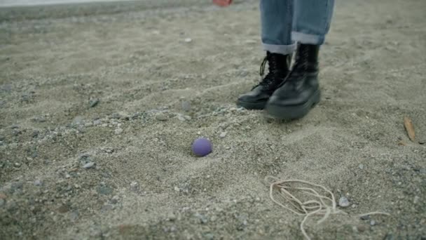 Γυναίκα Μαζεύει Την Μπάλα Από Την Άμμο — Αρχείο Βίντεο