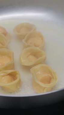 Tavanın İçinde Tereyağlı Ravioli Pişiyor .